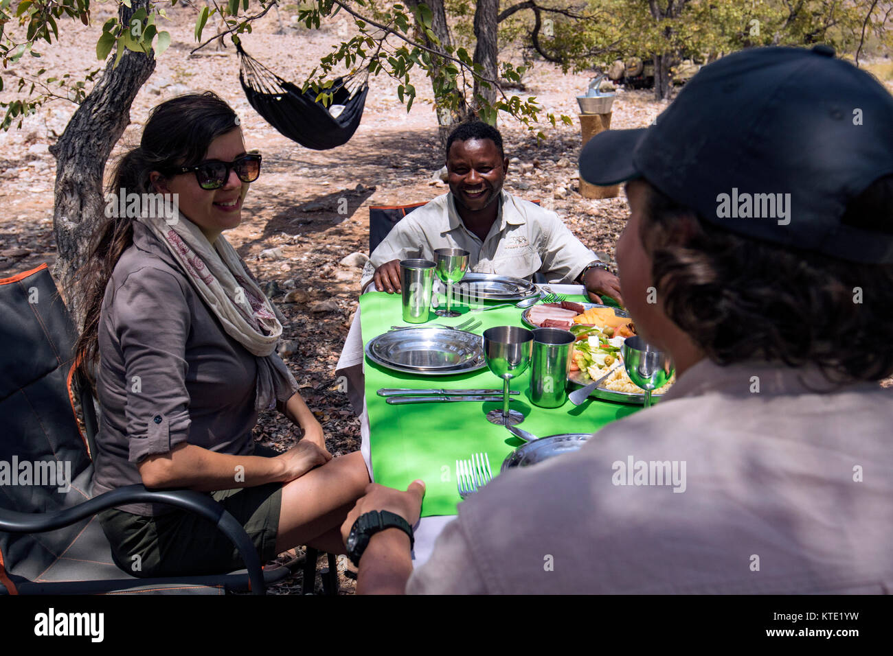Paar beim Picknick Mittagessen in Huab unter Leinwand, Damaraland, Namibia, Afrika Stockfoto
