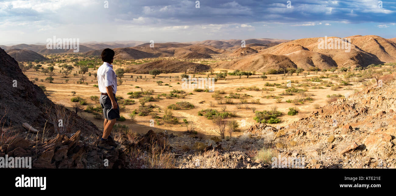 Mann mit Blick auf Huab River [zusammengesetztes Panorama Bild] - Huab unter Leinwand, Damaraland, Namibia, Afrika Stockfoto
