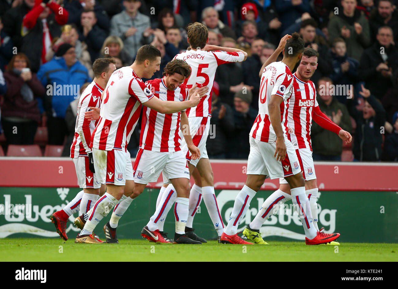 Stoke City Joe Allen feiert zählenden erste Ziel seiner Seite des Spiels mit Teamkollegen beim Premier League Spiel in der Bet365-Stadion, schüren. Stockfoto