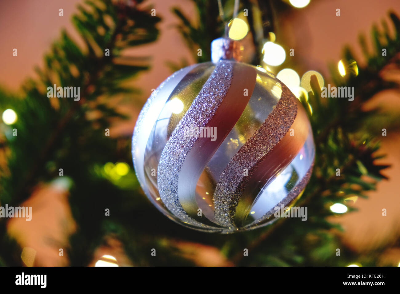 Eine einzige Silber Christbaumkugel auf einen Weihnachtsbaum Stockfoto