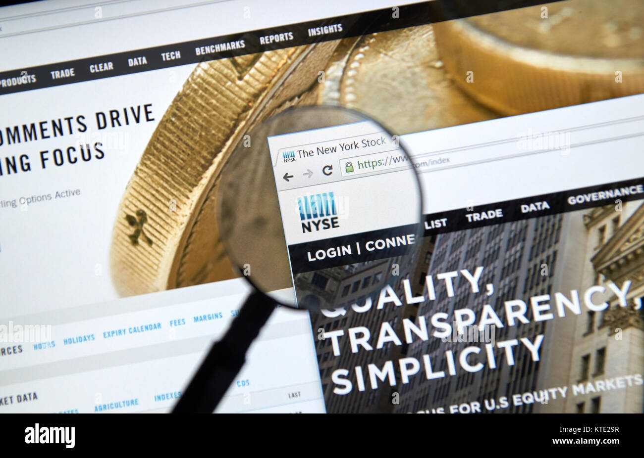 MONTREAL, KANADA - 24. JUNI 2016: NYSE Webseite unter der Lupe. Der New York Stock Exchange, kurz NYSE und den Beinamen "Die Große Kammer Stockfoto