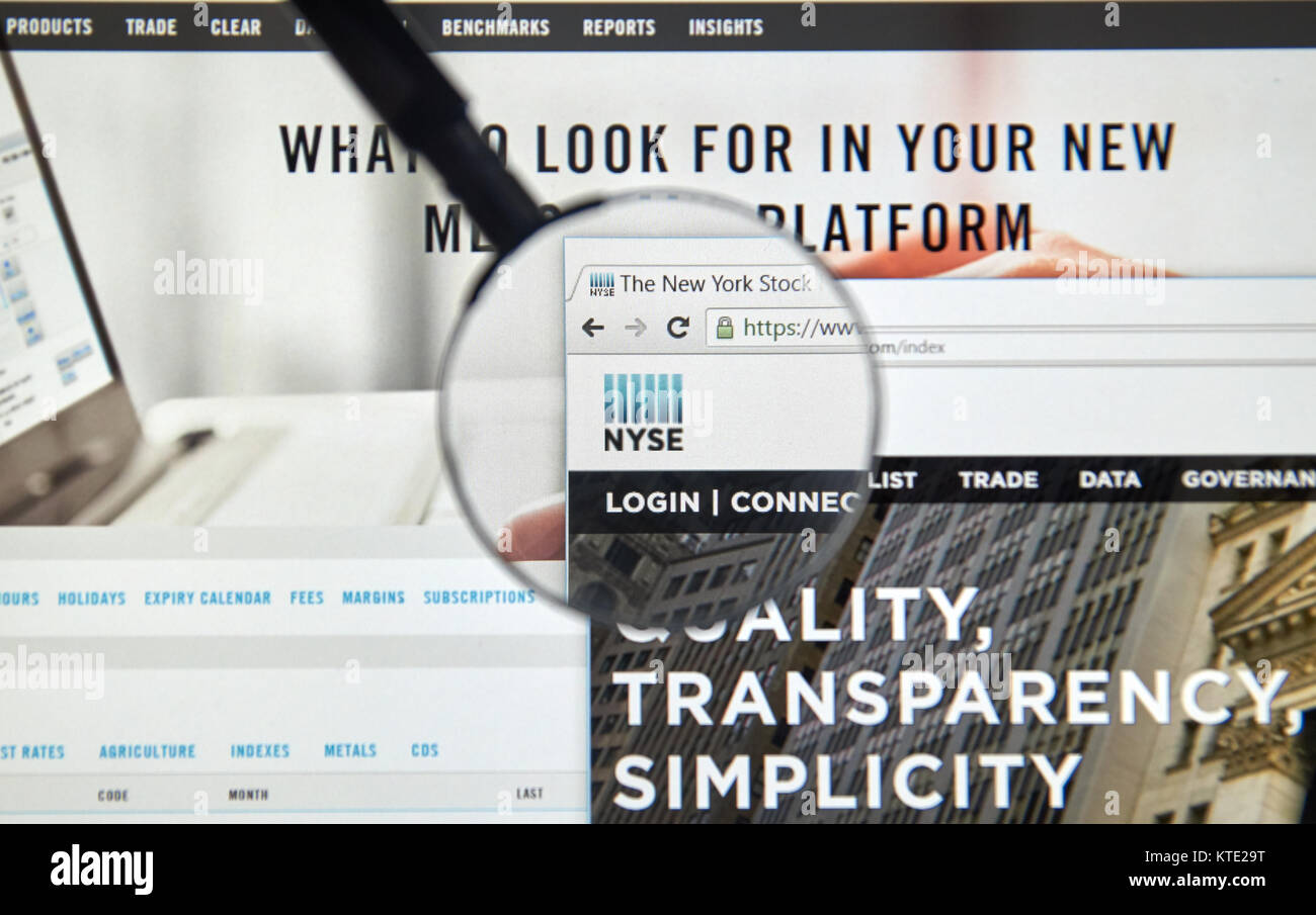 MONTREAL, KANADA - 24. JUNI 2016: NYSE Webseite unter der Lupe. Der New York Stock Exchange, kurz NYSE und den Beinamen "Die Große Kammer Stockfoto