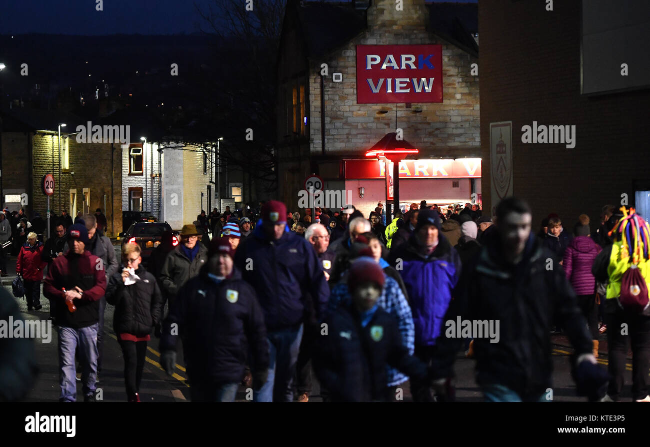 Fans machen sich auf den Weg zum Stadion vor der Premier League Spiel im Turf Moor, Burnley. Stockfoto