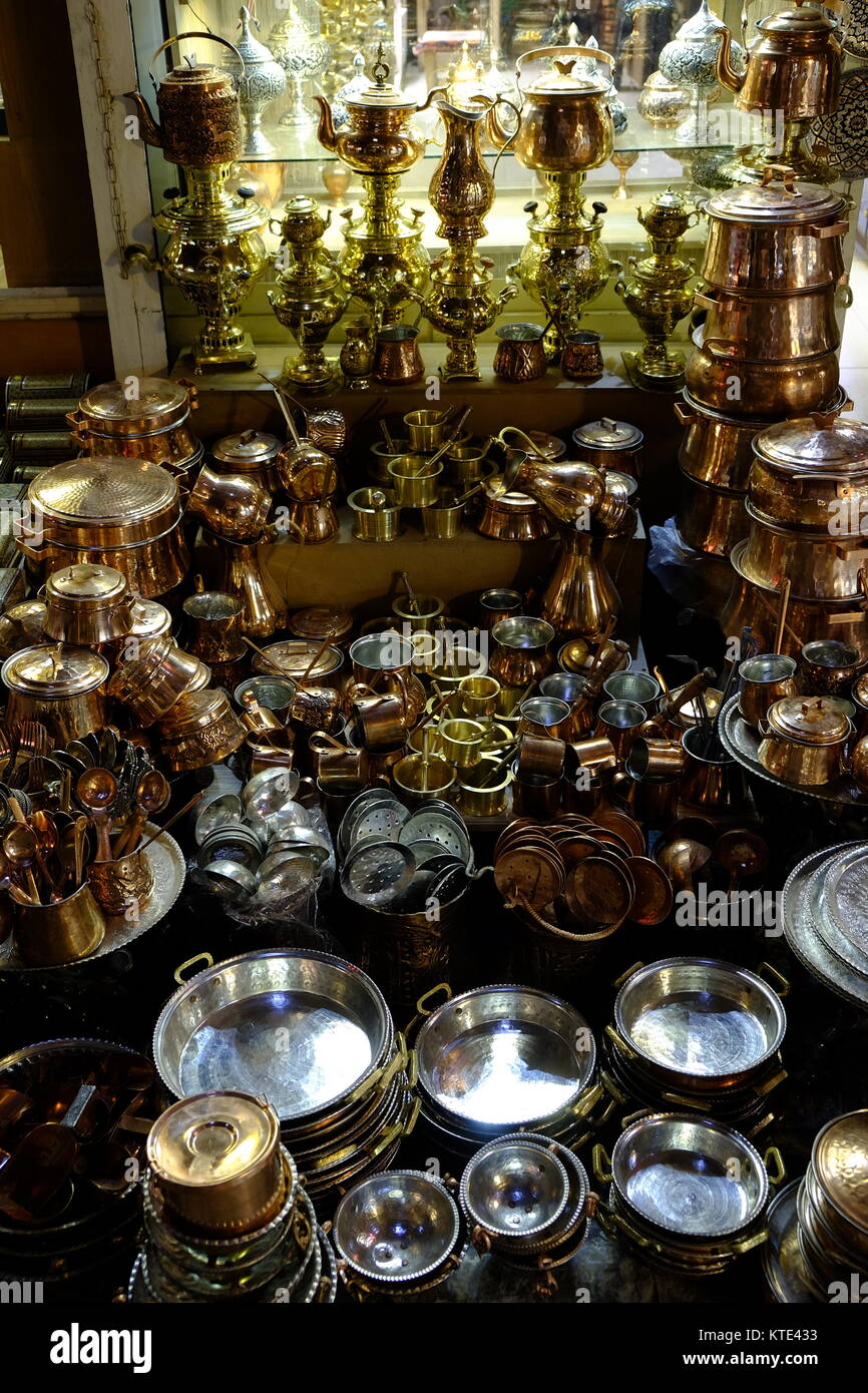 Metalsmiths Shop und Kunsthandwerk im Großen Basar von Isfahan im Iran Stockfoto