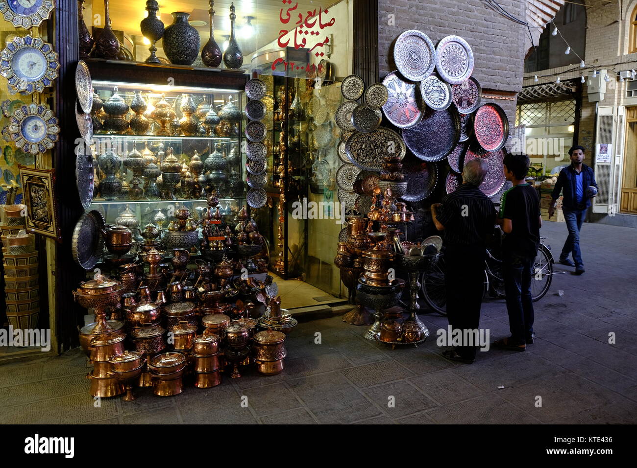 Metalsmiths Shop und Kunsthandwerk im Großen Basar von Isfahan im Iran Stockfoto