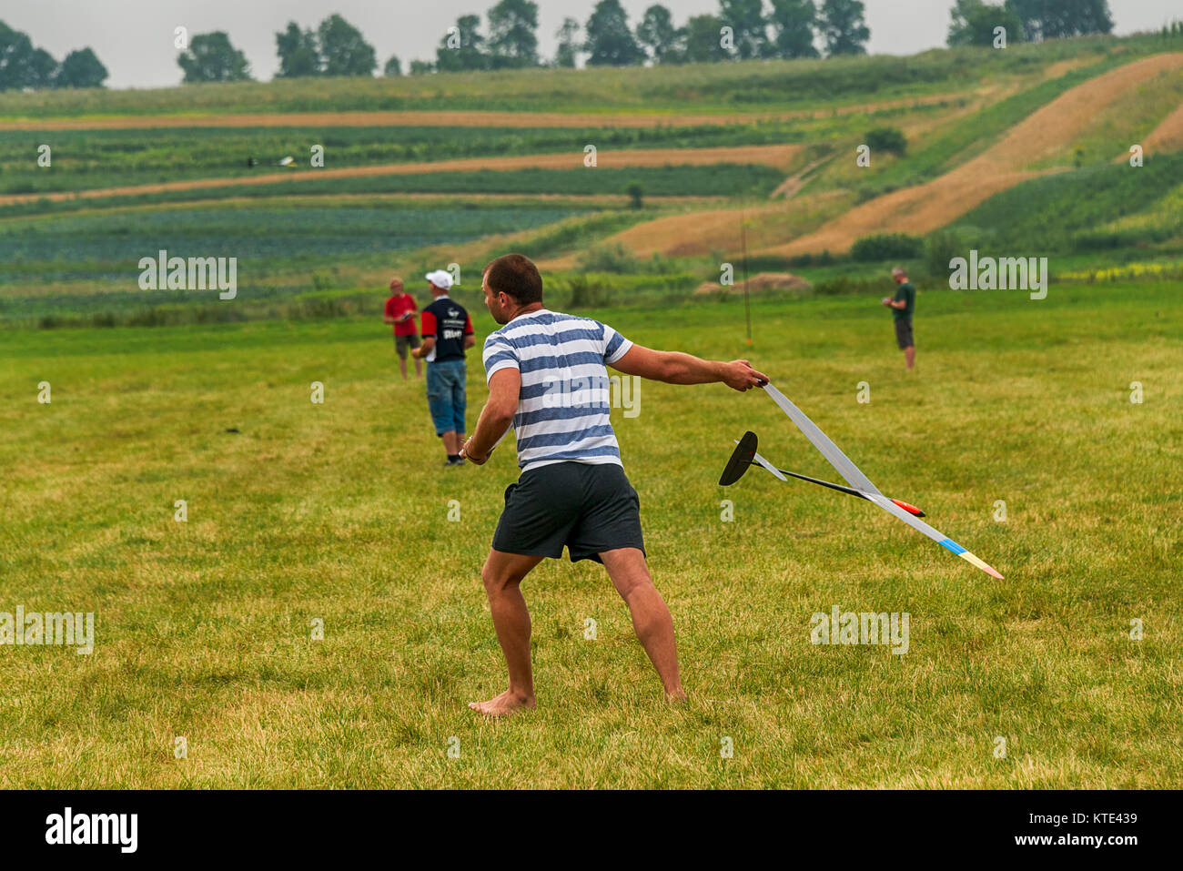Lemberg, Ukraine - Juli 23, 2017: Unbekannter Modellbauer startet seinen eigenen ferngesteuerte Segelflugmodell in der Landschaft in der Nähe der Stadt Lemberg. Stockfoto