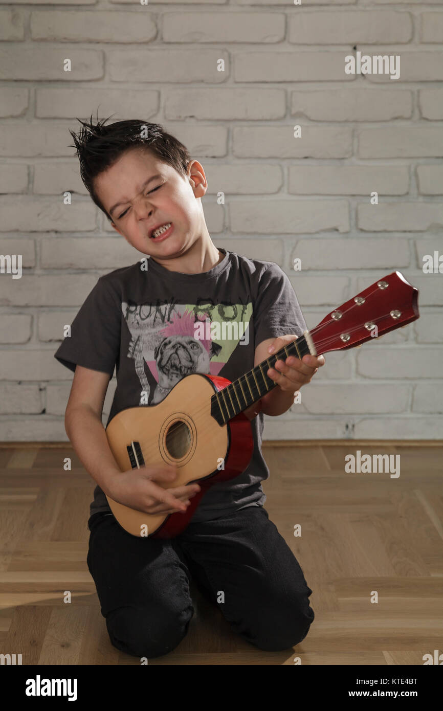 Glückliche junge spielt Gitarre Stockfoto