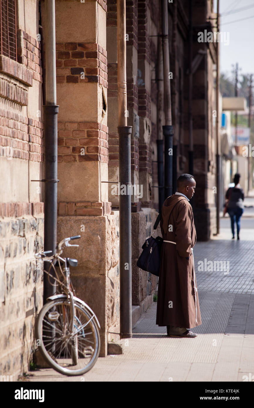 Ein Priester steht außerhalb der Kathedrale in der Stadt von Asmara in Eritrea am Horn von Afrika. Stockfoto