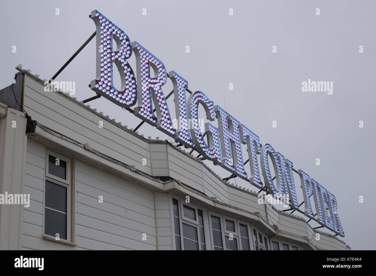 Die Worte "Brighton Pier" beleuchtet auf der Pier am britischen Seebad Brighton, West Sussex. Stockfoto