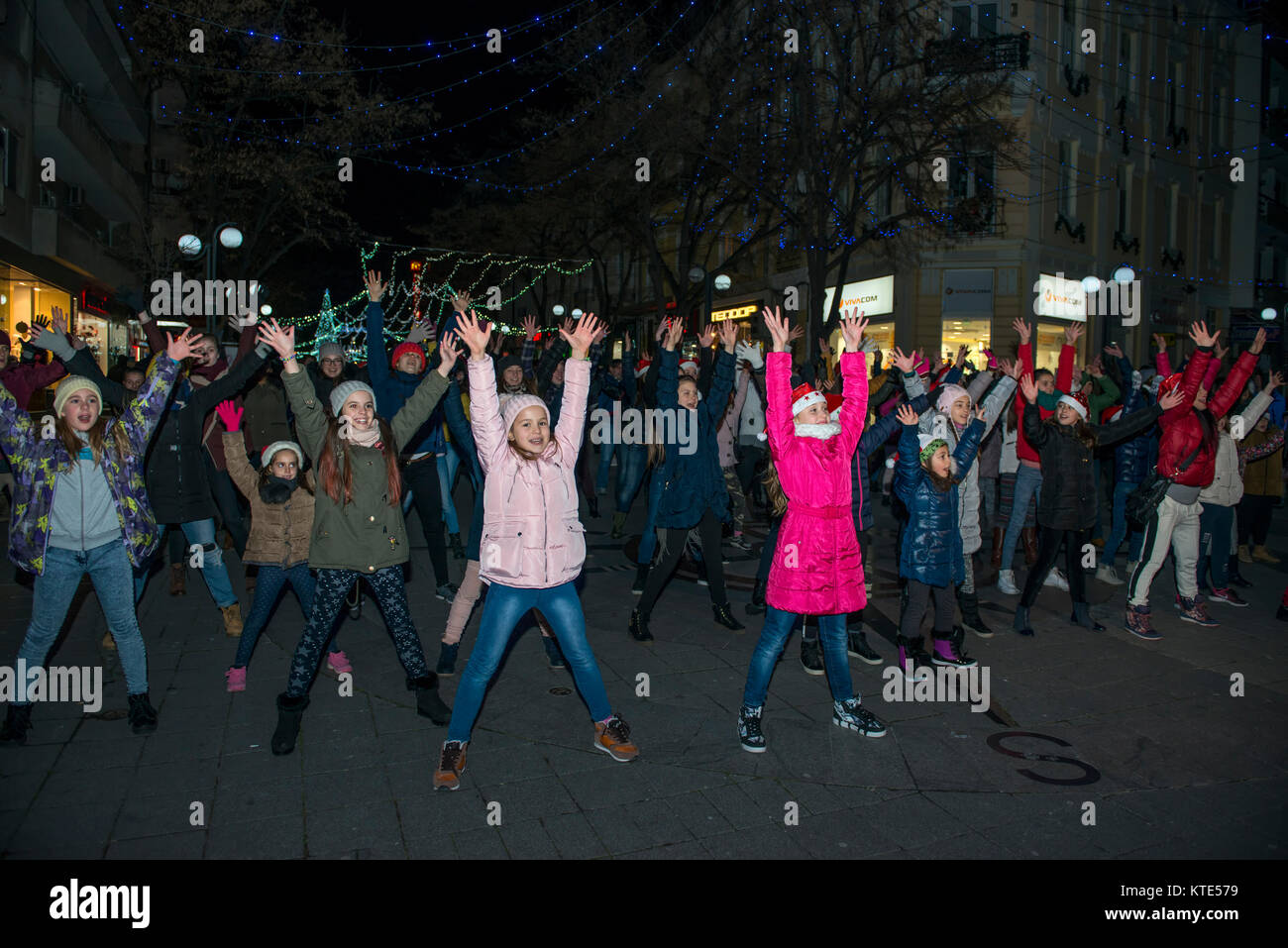 Burgas, Bulgarien - Dezember 23, 2017: Happy Kids mit den Familien am flashmob Tage vor Weihnachten, Tag des neuen Jahres Stockfoto
