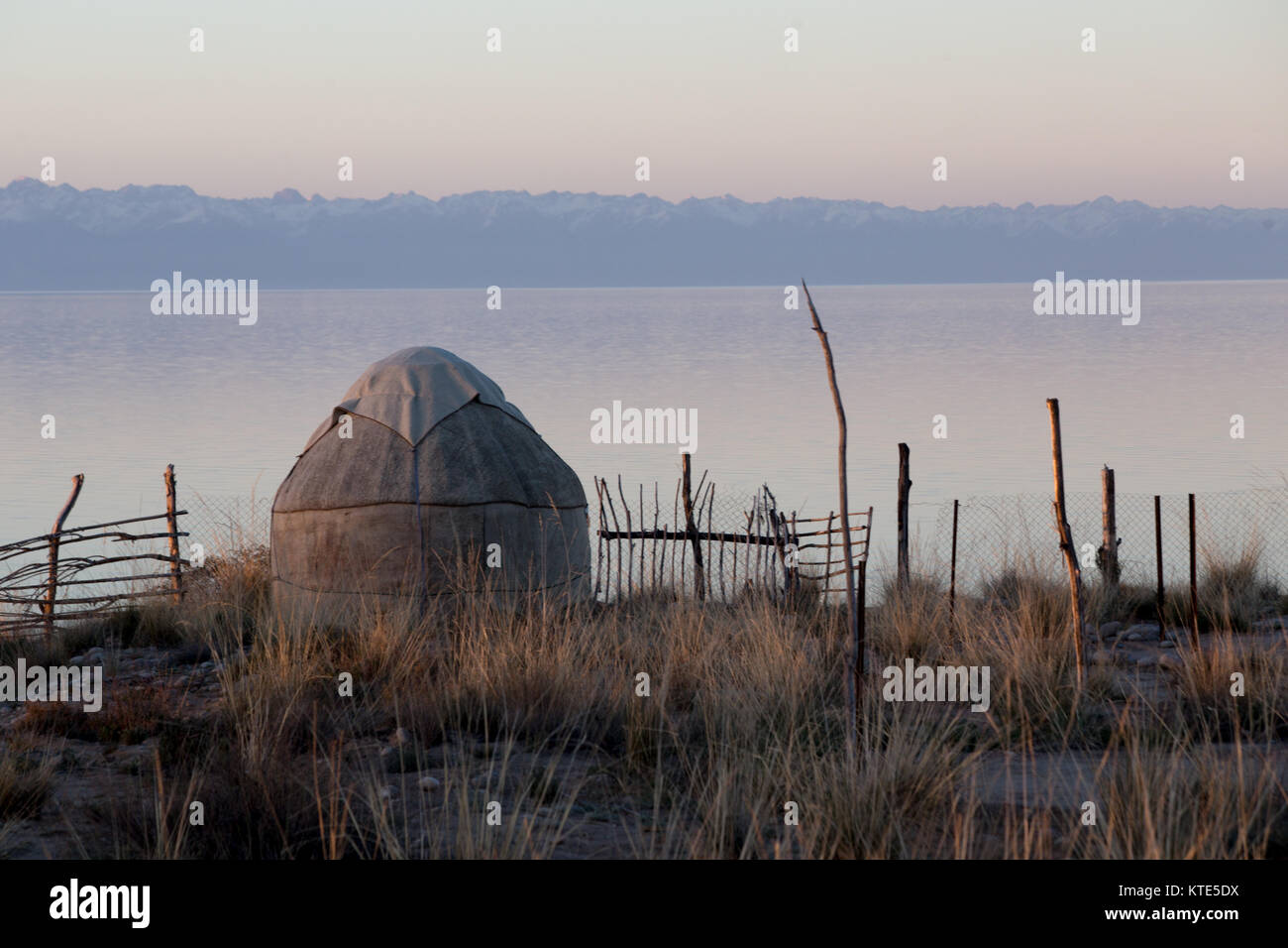 Bel-Tam Jurtenlager am Südufer des Issyk-Kol Sees in Kirgisistan. Stockfoto