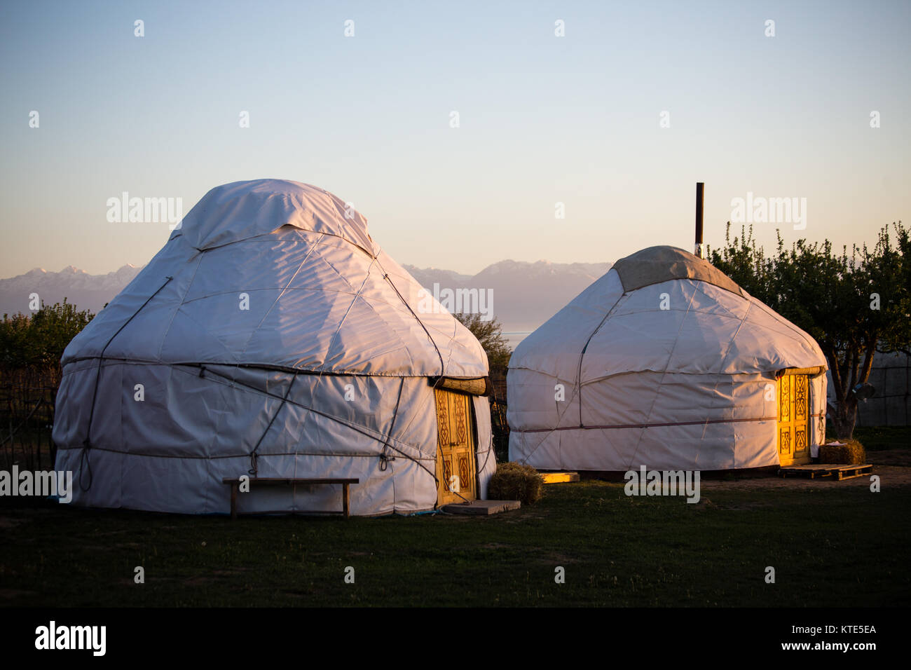 Bel-Tam Jurtenlager am Südufer des Issyk-Kol Sees in Kirgisistan. Stockfoto