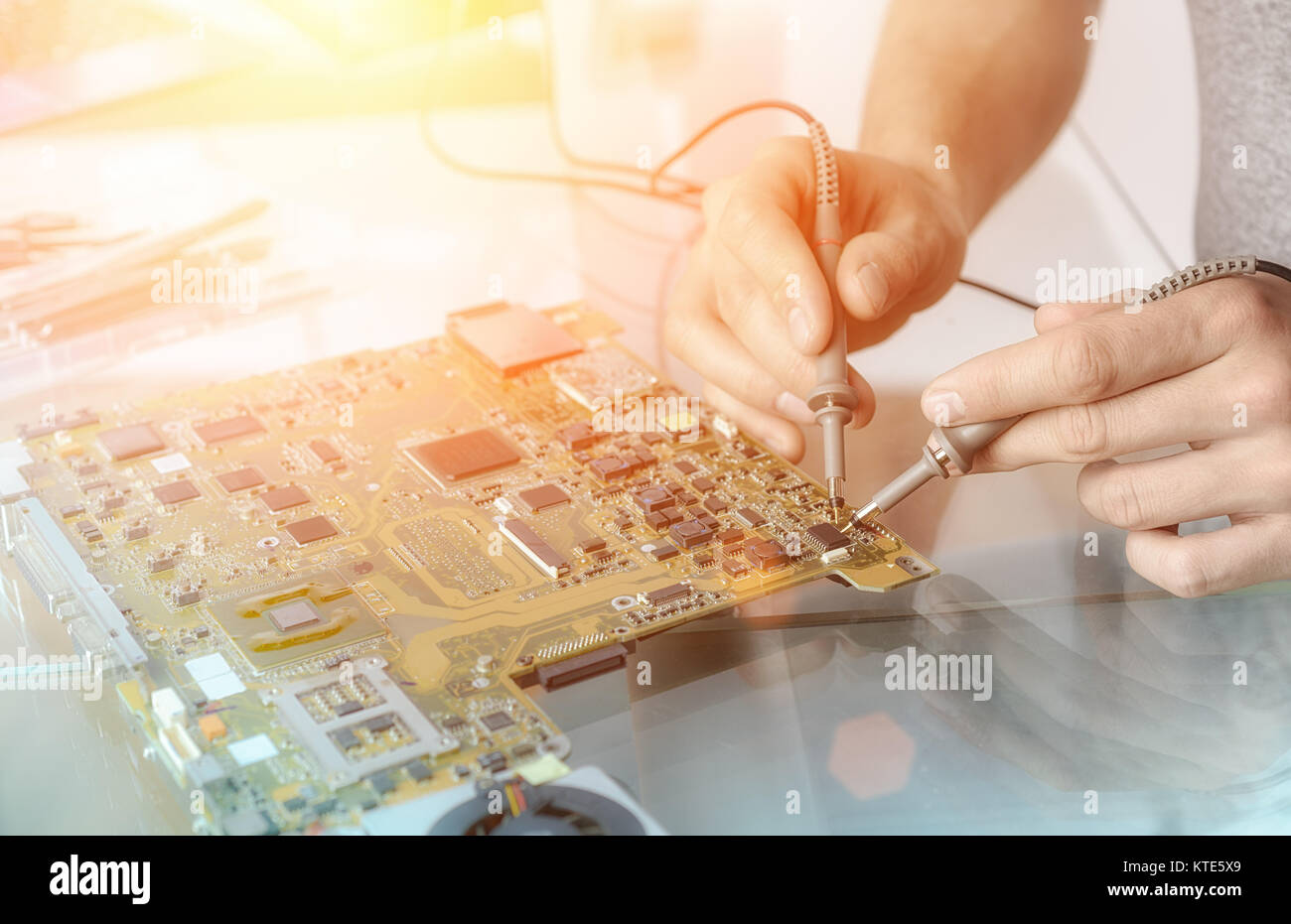 Computer Reparatur Service; Hände der männlichen Tech Test motherboard Stockfoto