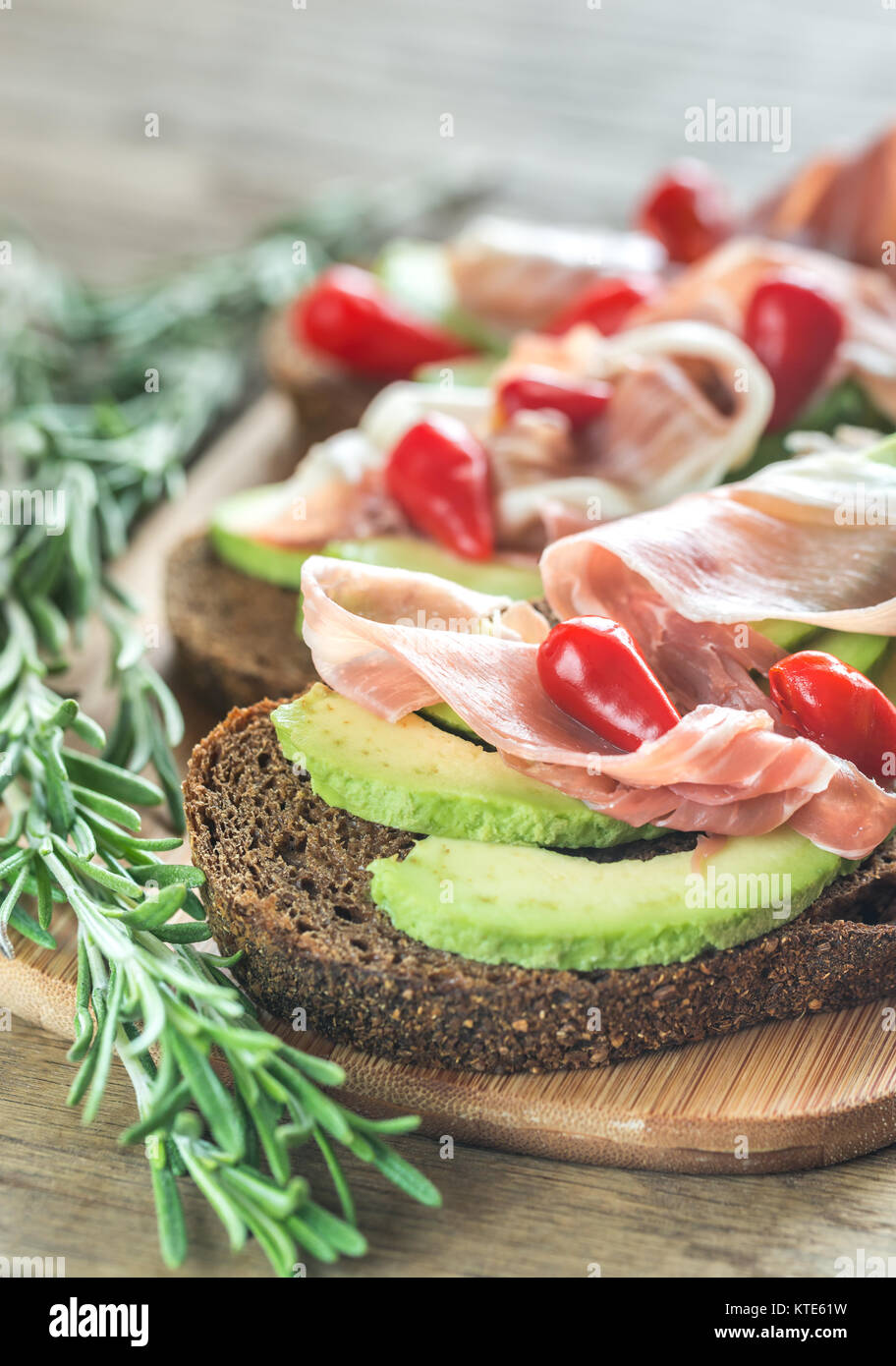 Sandwiches mit Avocado und Schinken Stockfoto