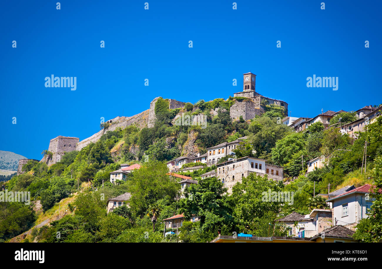 Glockenturm der Burg auf dem Hügel in Gjirokaster, südlichen Albanien. Gjirocaster ist historischen UNESCO geschützte Stadt. Stockfoto