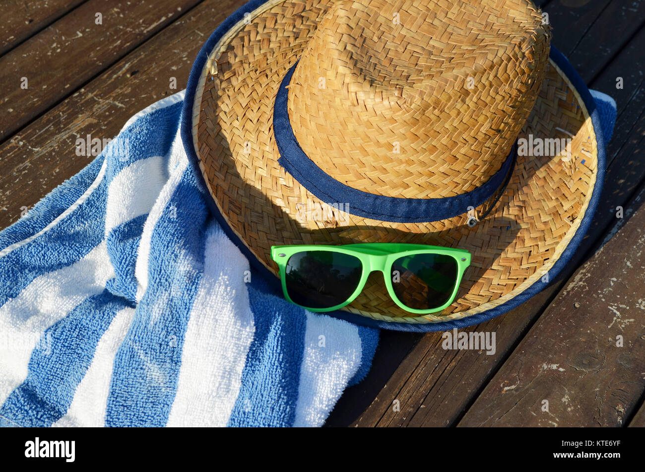 Sonnenhut mit Handtuch und bunte Sonnenbrille Stockfoto