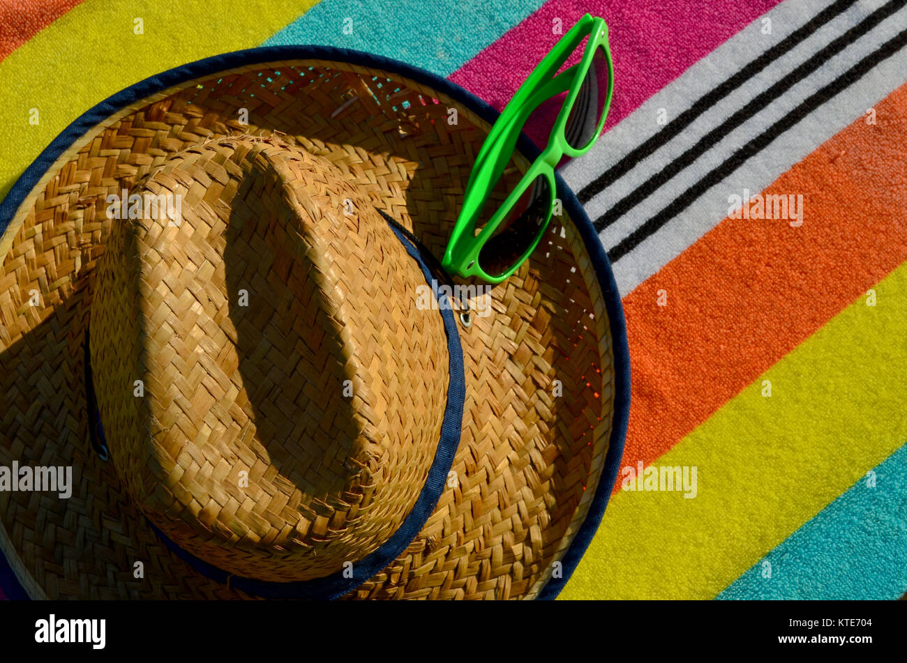 Sonnenhut mit Handtuch und bunte Sonnenbrille Stockfoto