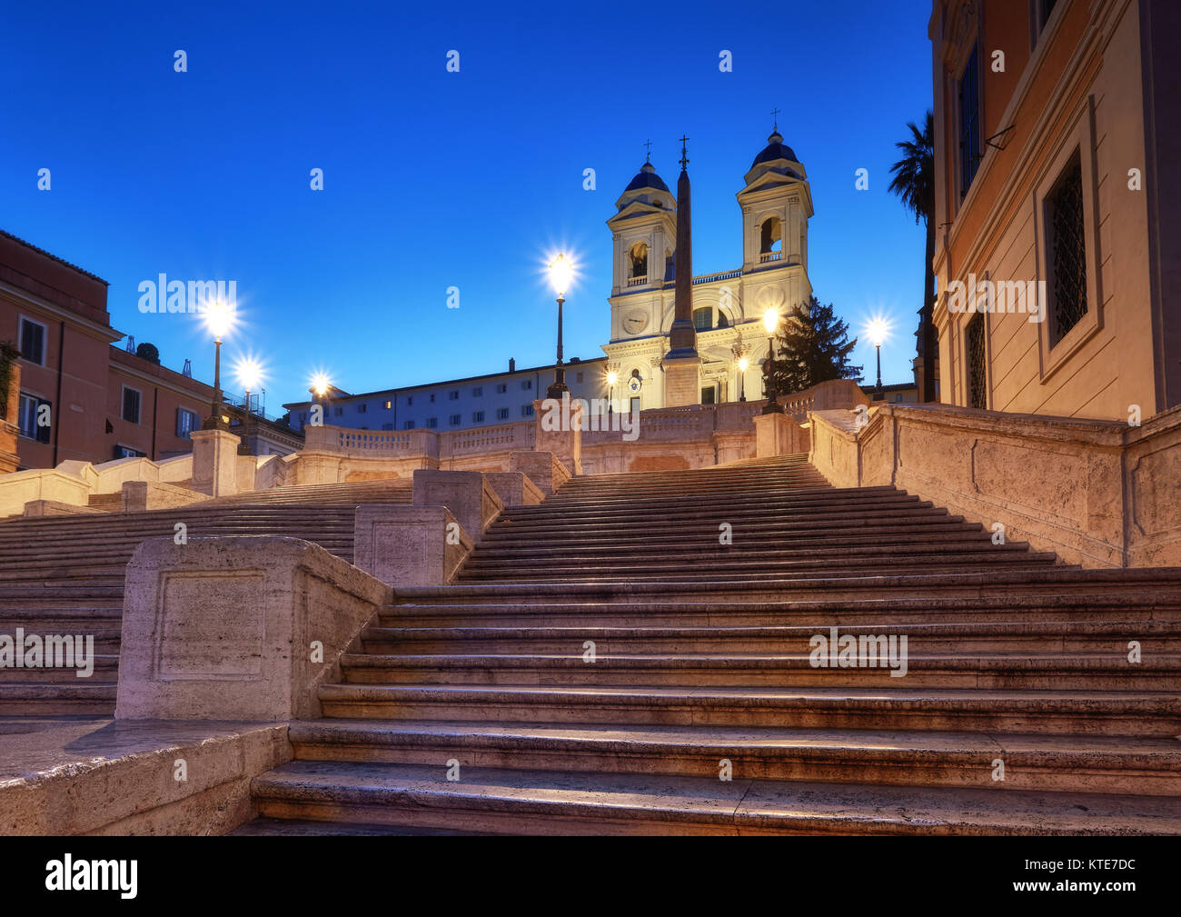 Monumentale Treppe Spanische Treppe und Trinita dei monti Kirche in Rom, Italien, in der Nacht Stockfoto