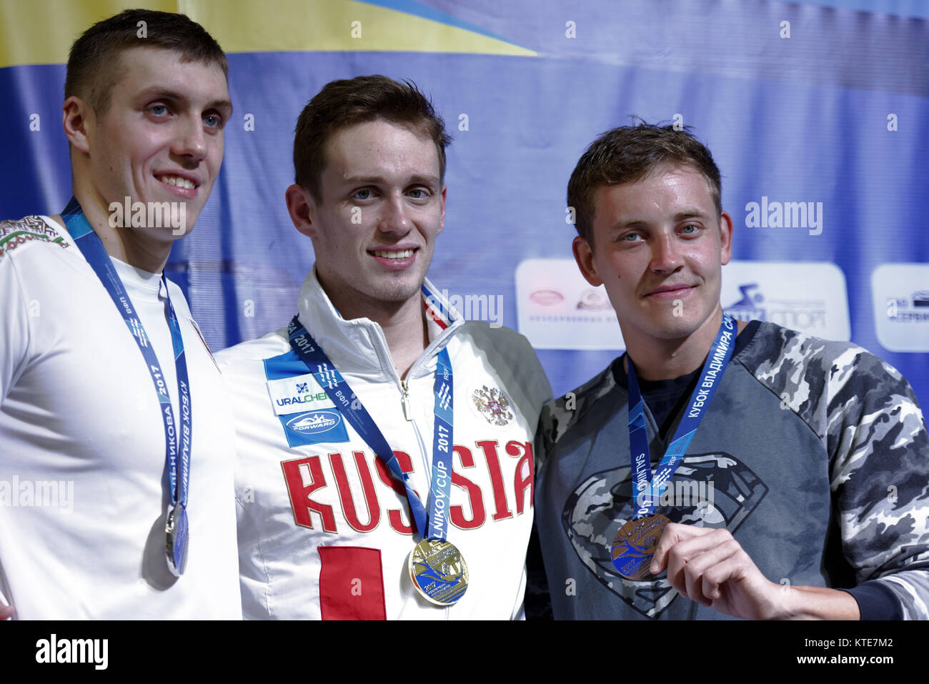 St. Petersburg, Russland - Dezember 22, 2017: Sieger von Xi Salnikov Schale in 50 m Brust schwimmen Kirill Prigoda, Russland (Mitte), Ilya Shymanovich Stockfoto