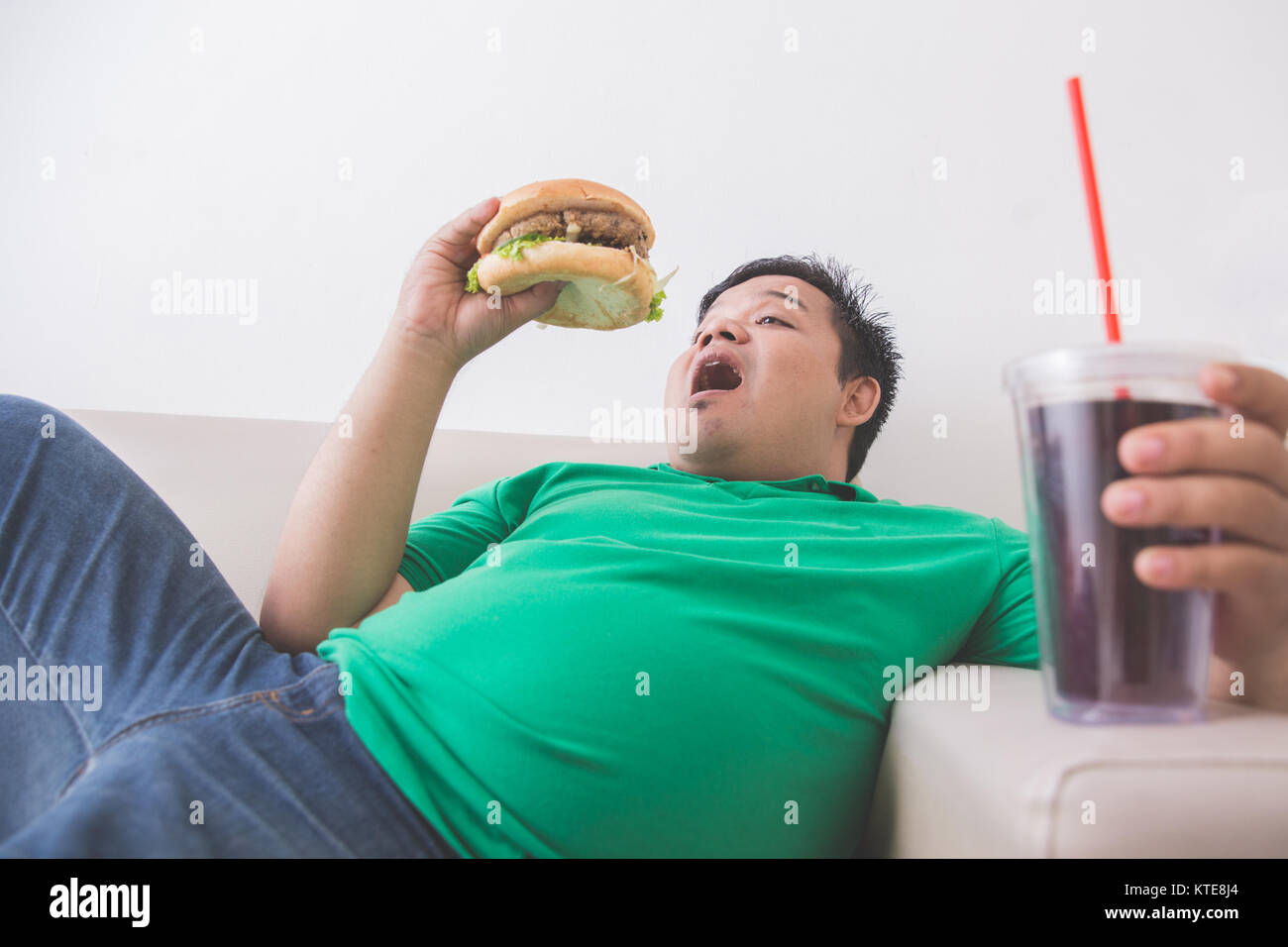 Faul Adipösen Person Isst Junk Food Bei Der Verlegung Auf Einer Couch Stockfotografie Alamy 