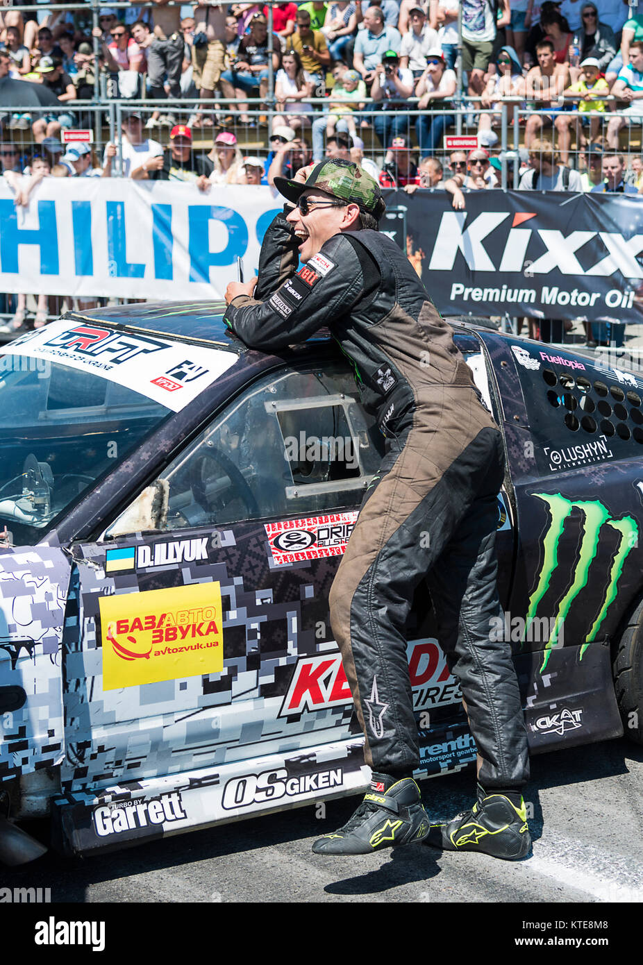 Lemberg, Ukraine - Juni 7, 2015: Mitfahrer Dmytro ILLYUK in der Nähe von seinem Auto Marke Nissan vor der Meisterschaft der Ukraine in Lemberg, Ukraine driften Stockfoto