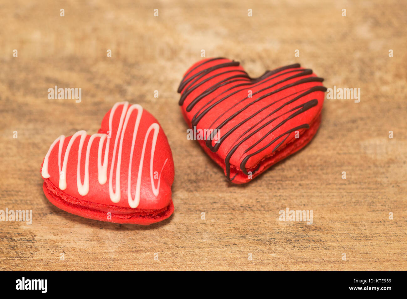 Zwei herzförmige Makronen mit Schokolade zum Valentinstag Stockfoto