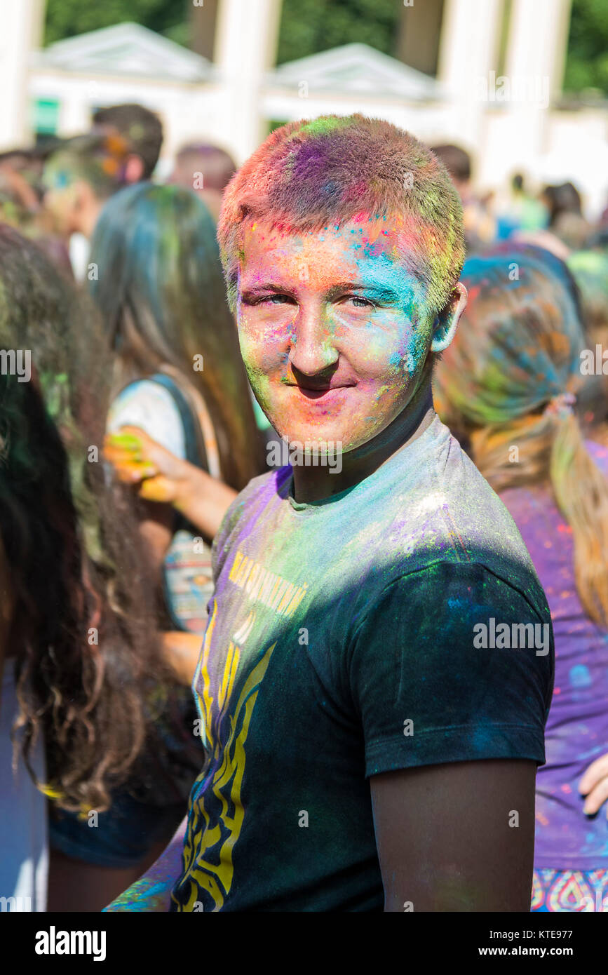 Lemberg, Ukraine - 30. August 2015: Mann Uhren Festival der Farben in einem Stadtpark in Lemberg. Stockfoto