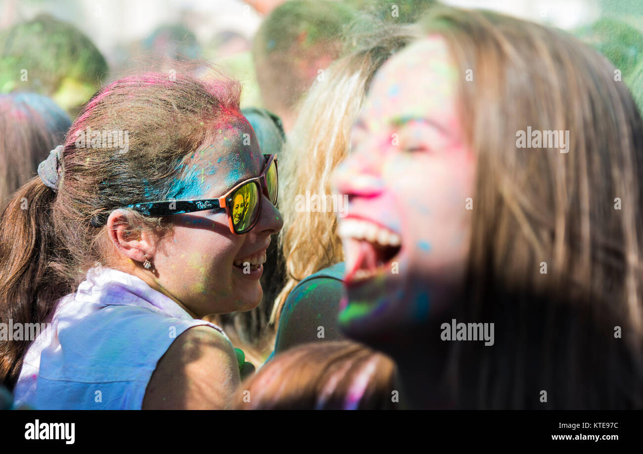 Lemberg, Ukraine - 30. August 2015: Mädchen mit Gläser Spaß haben während des Festivals der Farbe in einem Stadtpark in Lemberg. Stockfoto