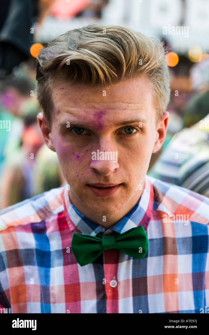 Lemberg, Ukraine - 30. August 2015: Mann mit Bow Tie Uhren Festival der Farben in einem Stadtpark in Lemberg. Stockfoto