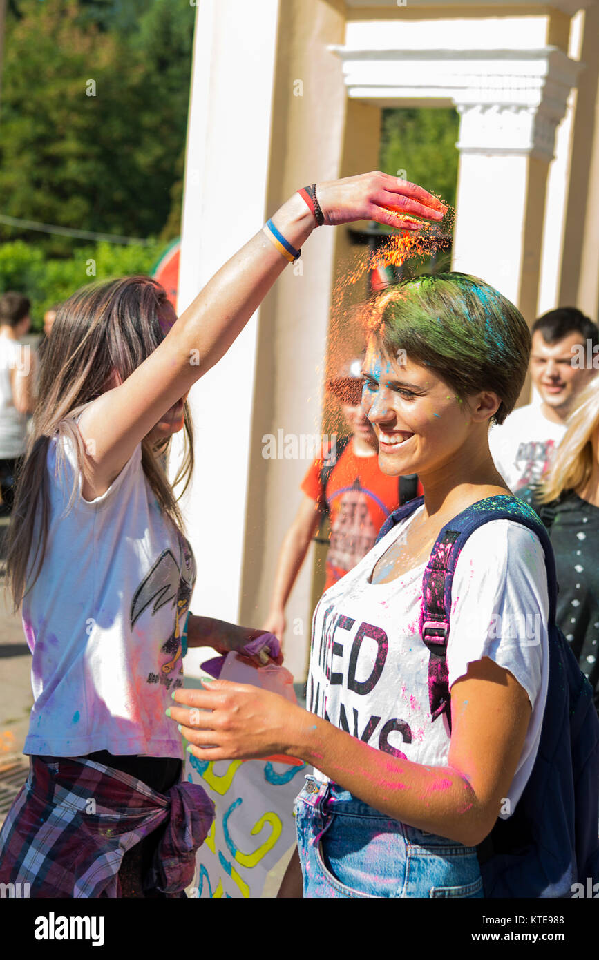 Lemberg, Ukraine - 30. August 2015: Mädchen sprengte sich gegenseitig mit Farbe während des Festivals der Farbe in einem Stadtpark in Lemberg. Stockfoto