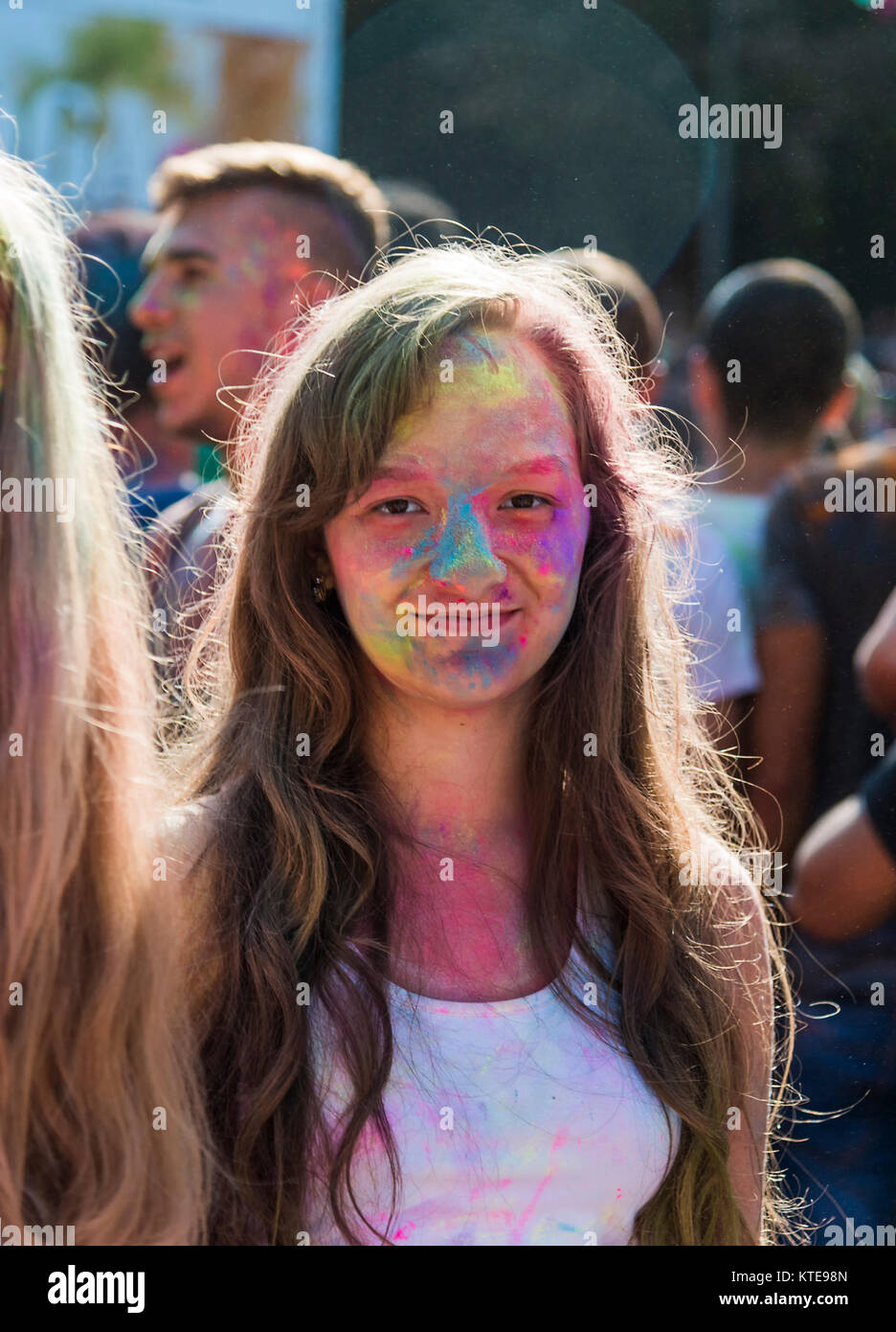 Lemberg, Ukraine - 30. August 2015: Mädchen haben Spaß während des Festivals der Farbe in einem Stadtpark in Lemberg. Stockfoto