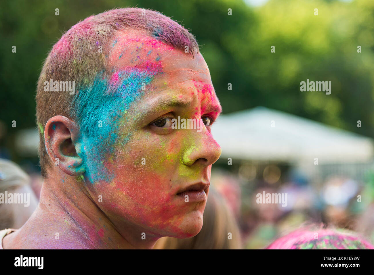 Lemberg, Ukraine - 30. August 2015: Mann Uhren Festival der Farben in einem Stadtpark in Lemberg. Stockfoto