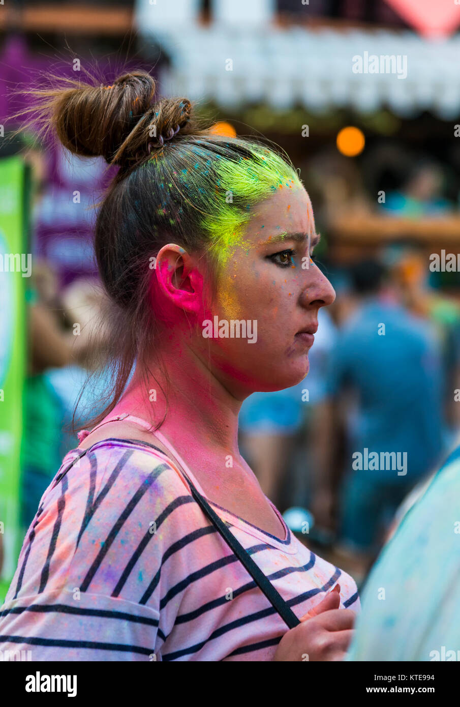 Lemberg, Ukraine - 30. August 2015: Mädchen beobachten Festival der Farben in einem Stadtpark in Lemberg. Stockfoto