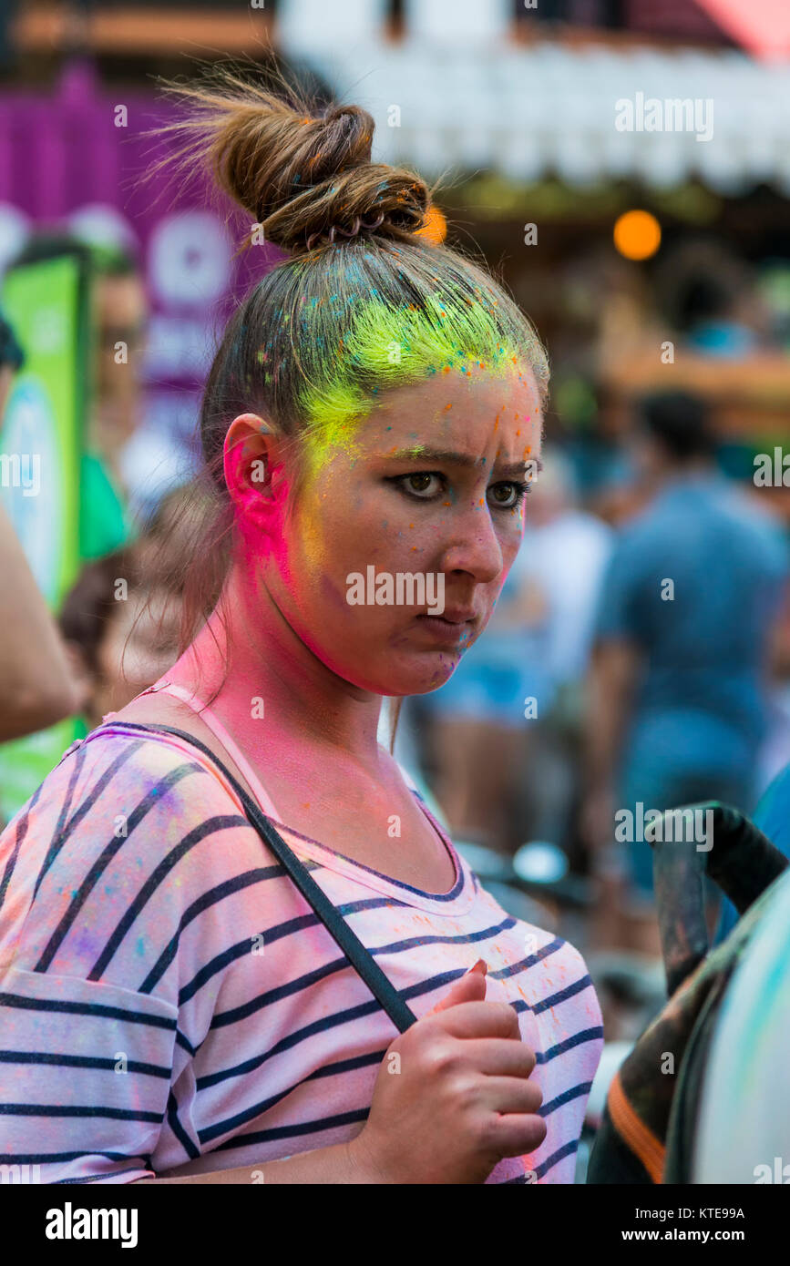 Lemberg, Ukraine - 30. August 2015: Mädchen beobachten Festival der Farben in einem Stadtpark in Lemberg. Stockfoto