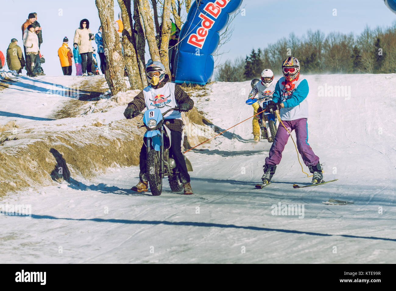 Lettland, Stadt Cēsis. Winter Red Bull Motorrad Rennen. Snow, Red Bull Befehl und Treiber. 2015 Dezember. Schnelle und große Macht Motoren. Stockfoto
