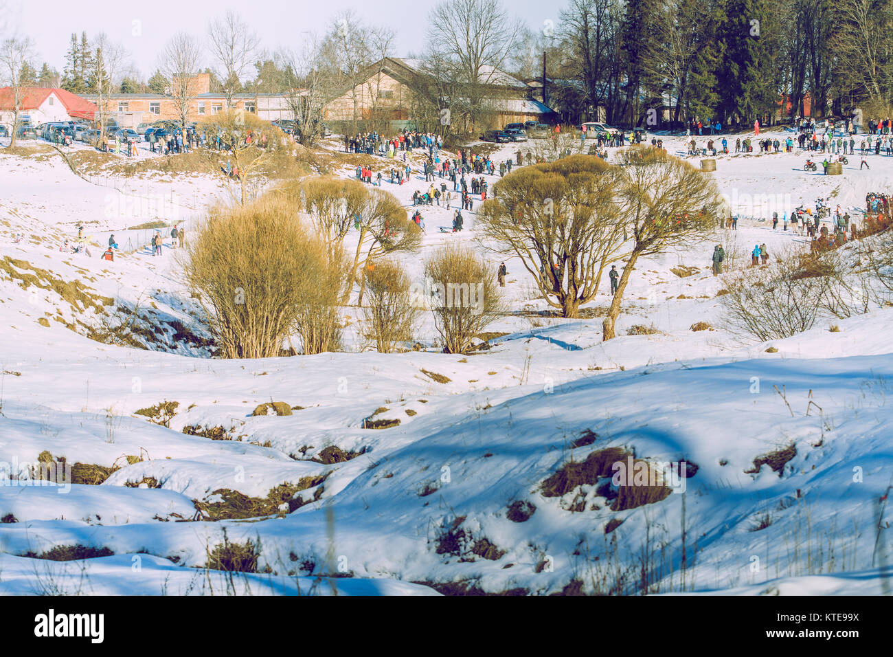 Lettland, Stadt Cēsis. Winter Red Bull Motorrad Rennen. Snow, Red Bull Befehl und Treiber. 2015 Dezember. Schnelle und große Macht Motoren. Stockfoto