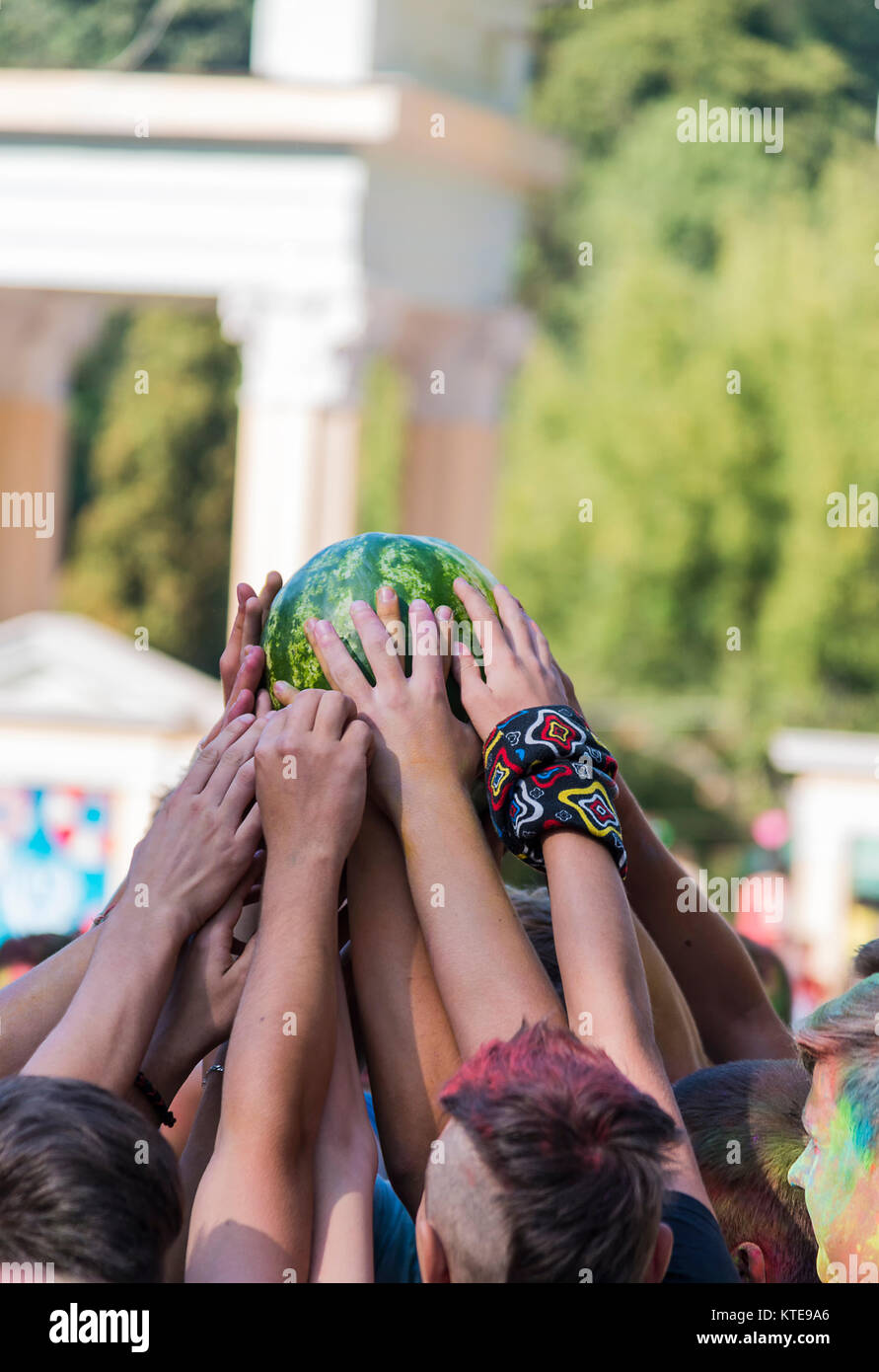 Lemberg, Ukraine - 30. August 2015: die Leute haben Spaß während des Festivals Wassermelone in einem Stadtpark in Lemberg. Stockfoto