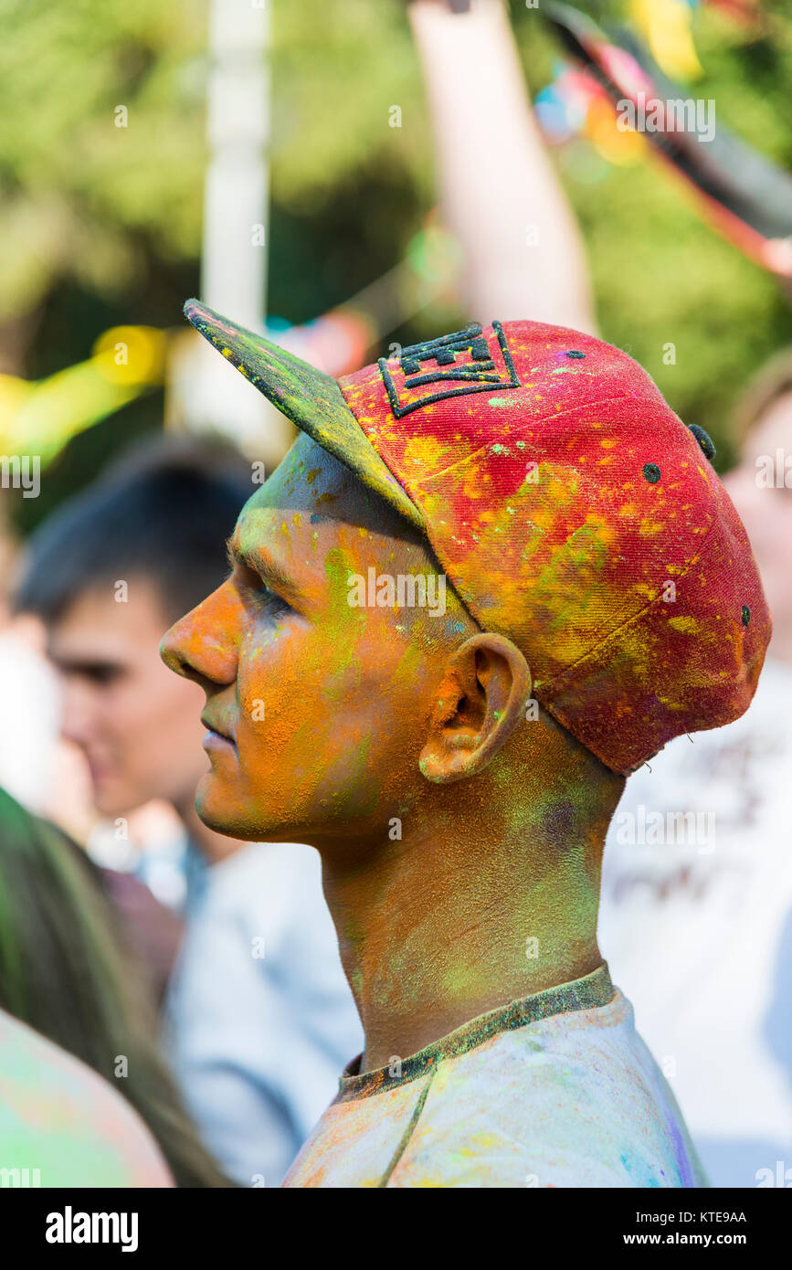 Lemberg, Ukraine - 30. August 2015: Der Mann mit der baseballkappe auf dem Kopf Uhren Festival der Farben in einem Stadtpark in Lemberg. Stockfoto