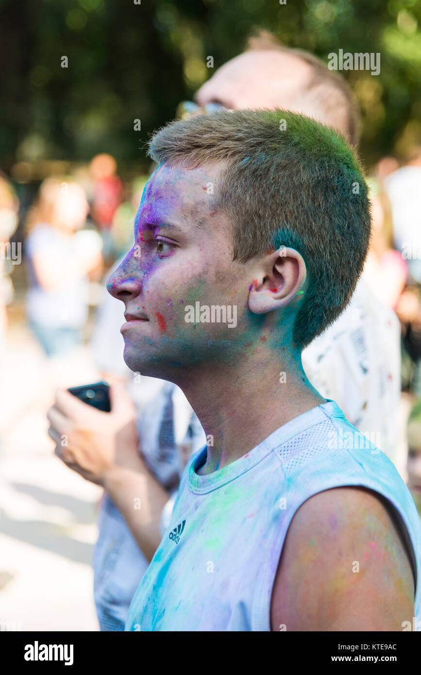 Lemberg, Ukraine - 30. August 2015: Mann Uhren Festival der Farben in einem Stadtpark in Lemberg. Stockfoto