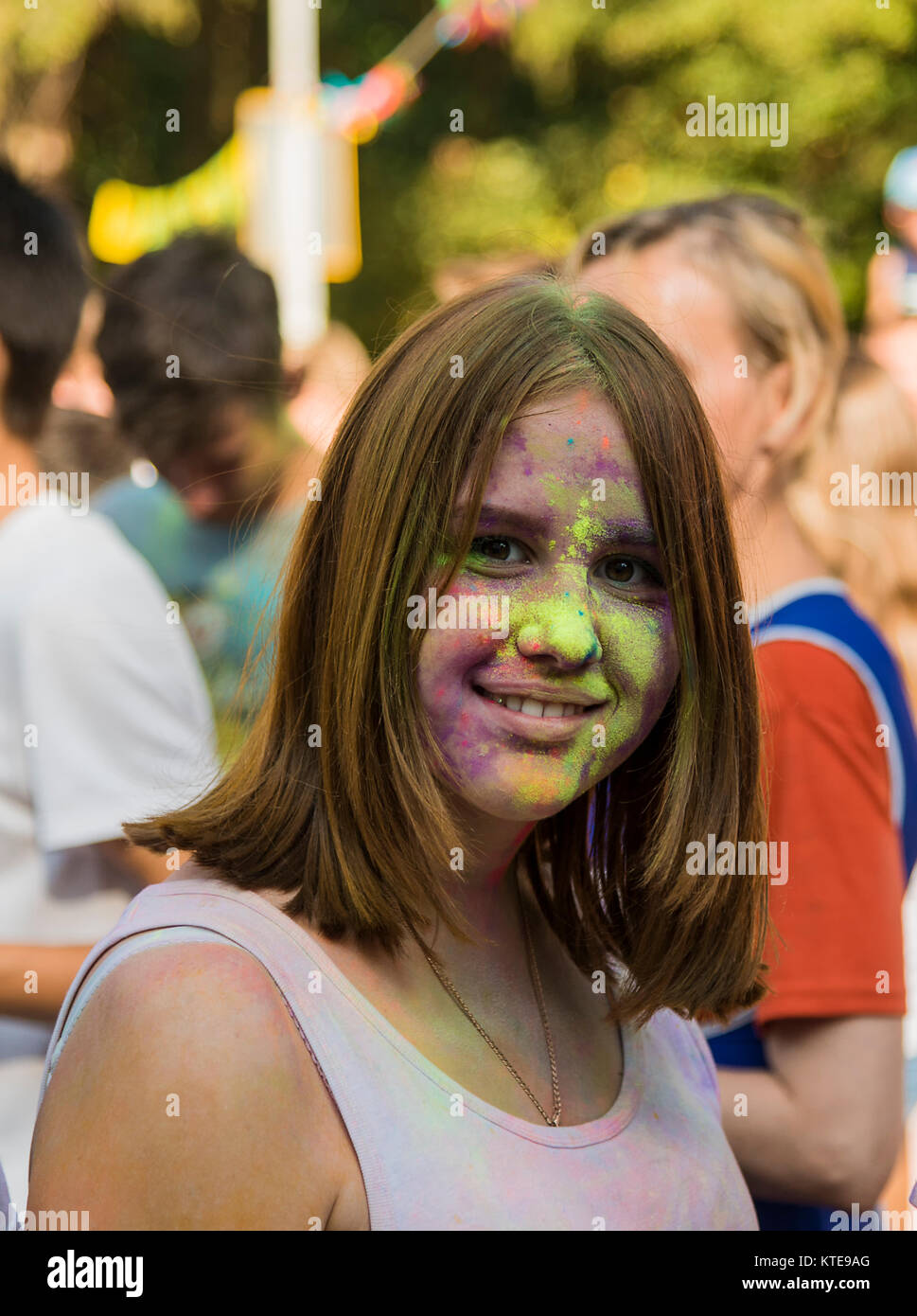 Lemberg, Ukraine - 30. August 2015: Mädchen haben Spaß während des Festivals der Farbe in einem Stadtpark in Lemberg. Stockfoto