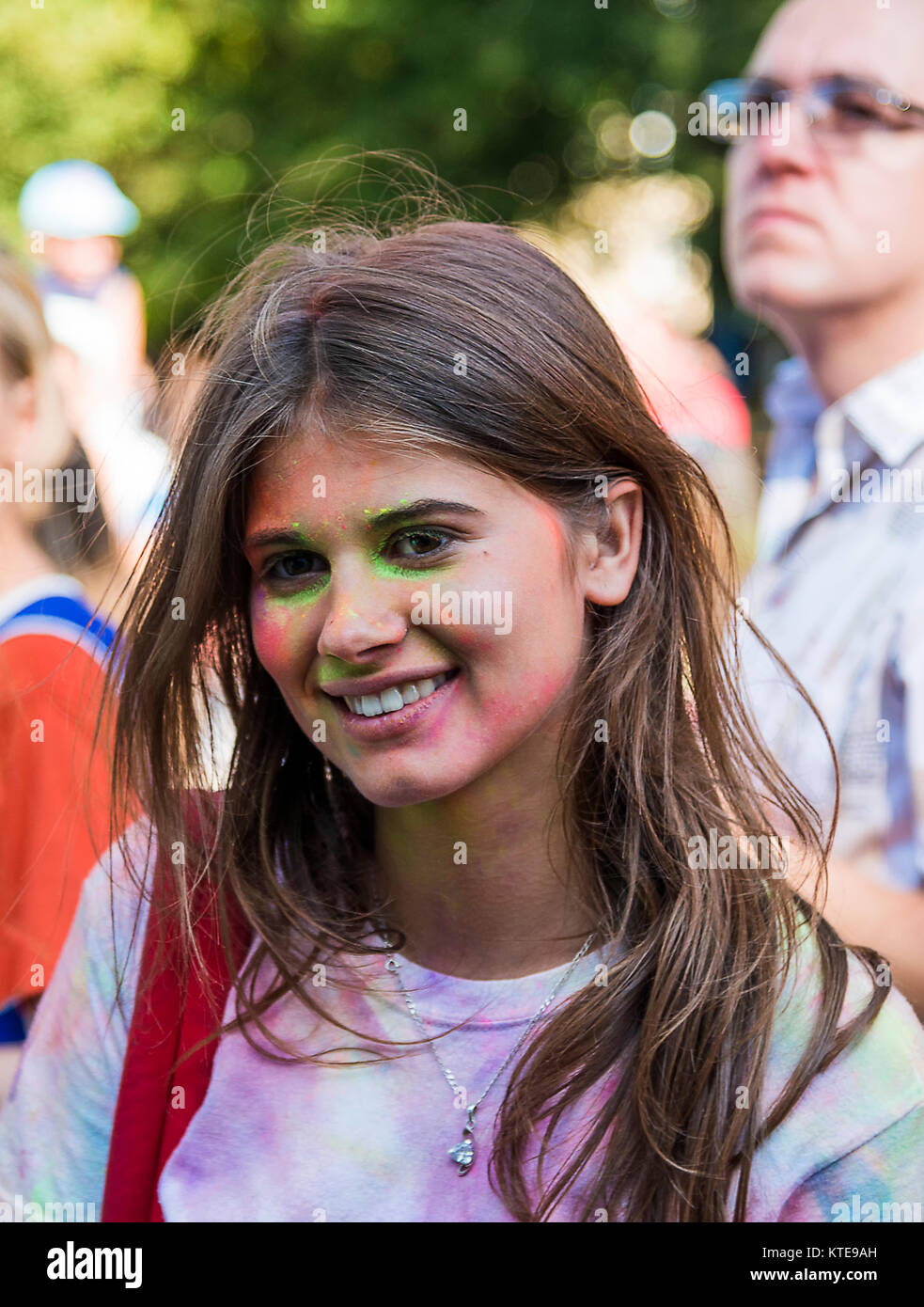 Lemberg, Ukraine - 30. August 2015: Mädchen haben Spaß während des Festivals der Farbe in einem Stadtpark in Lemberg. Stockfoto