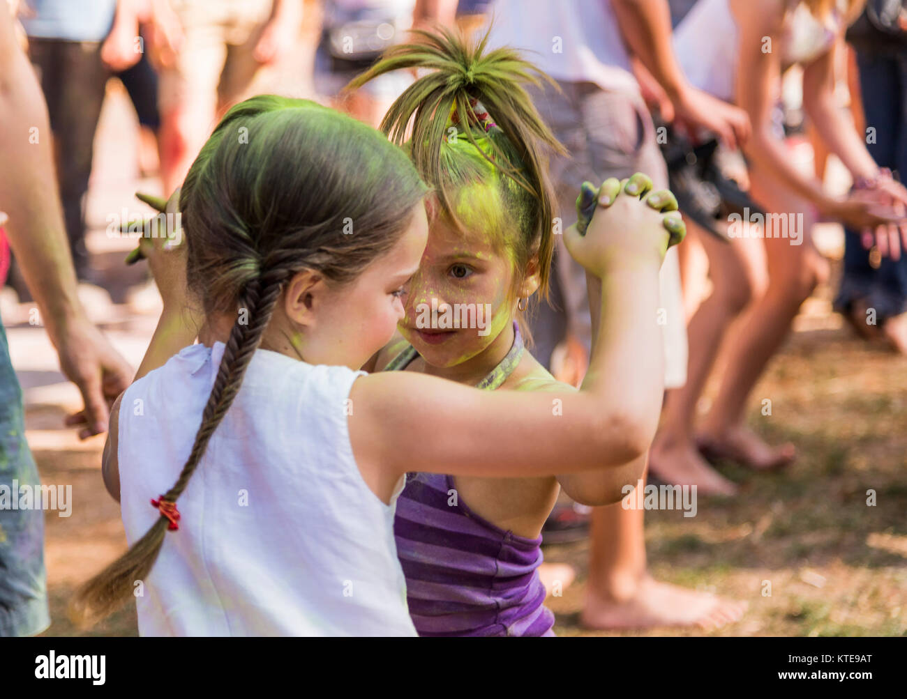 Lemberg, Ukraine - 30. August 2015: Kleine Mädchen tanzen während des Festivals der Farbe in einem Stadtpark in Lemberg. Stockfoto