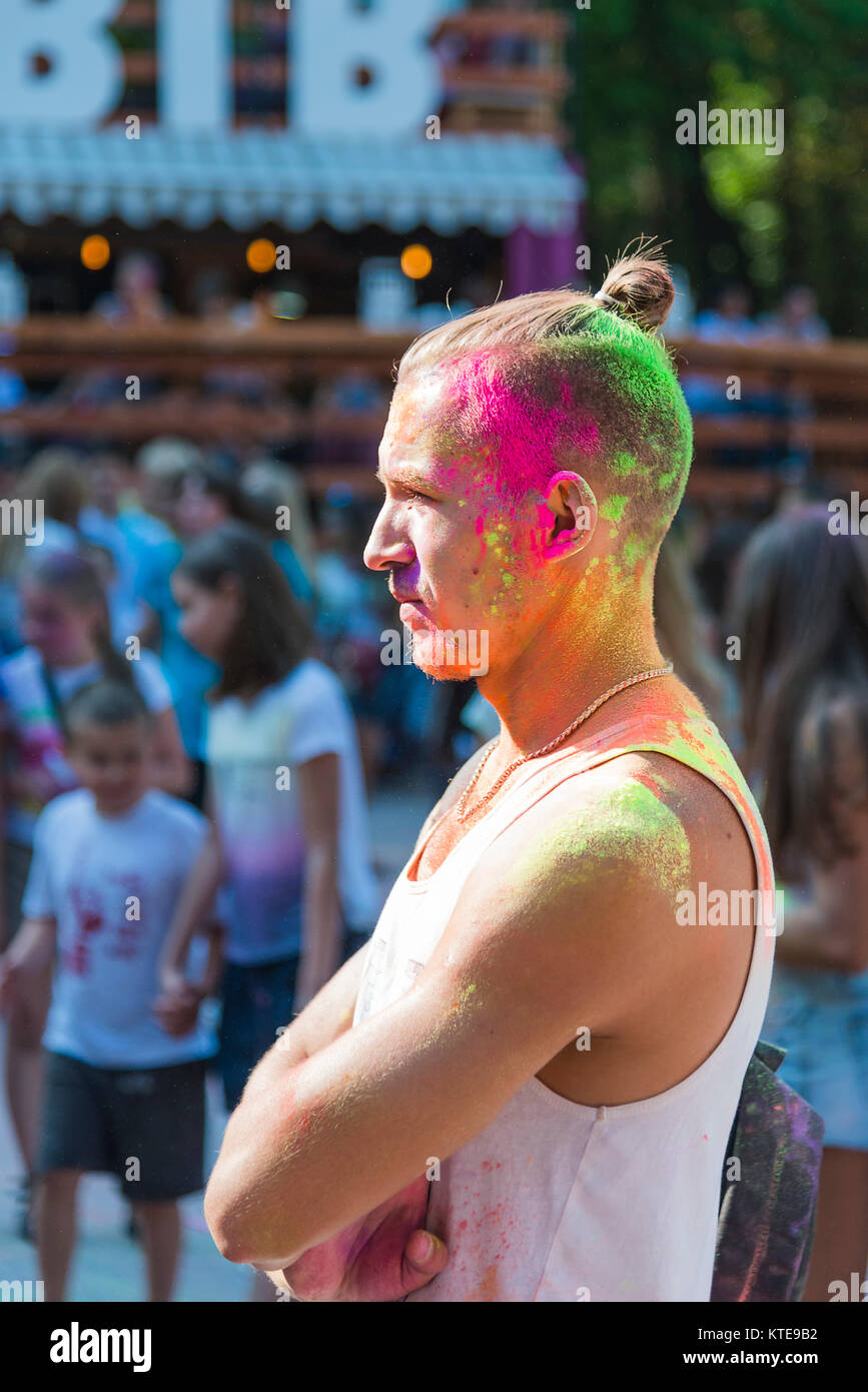 Lemberg, Ukraine - 30. August 2015: der Mann, der auf dem Kopf mit einem Schwanz Uhren Festival der Farben in einem Stadtpark in Lemberg. Stockfoto