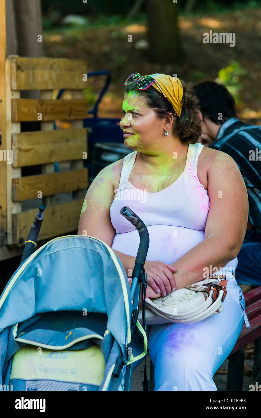 Lemberg, Ukraine - 30. August 2015: Frau mit Kinderwagen Uhren Festival der Farben in einem Stadtpark in Lemberg. Stockfoto