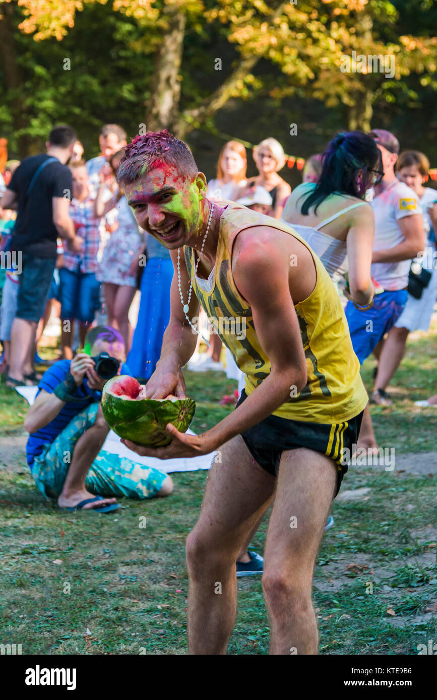 Lemberg, Ukraine - 30. August 2015: Mann Spaß haben während des Festivals Wassermelone in einem Stadtpark in Lemberg. Stockfoto