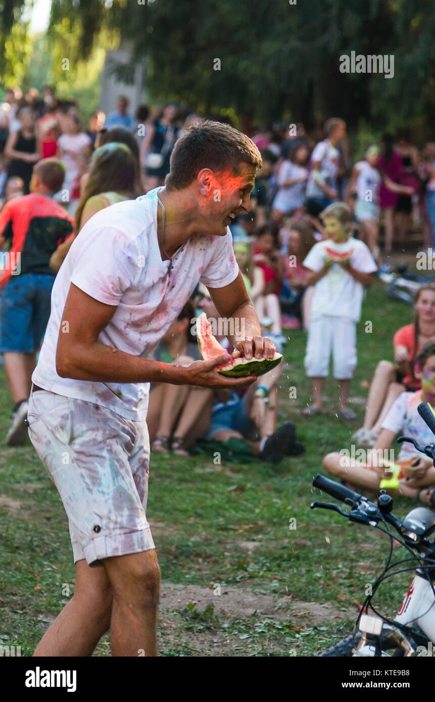 Lemberg, Ukraine - 30. August 2015: Mann Spaß haben während des Festivals Wassermelone in einem Stadtpark in Lemberg. Stockfoto