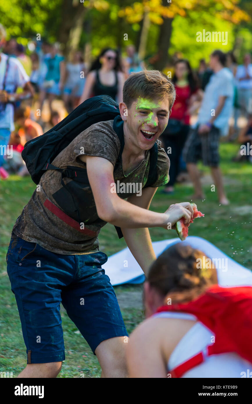 Lemberg, Ukraine - 30. August 2015: Mann Spaß haben während des Festivals Wassermelone in einem Stadtpark in Lemberg. Stockfoto