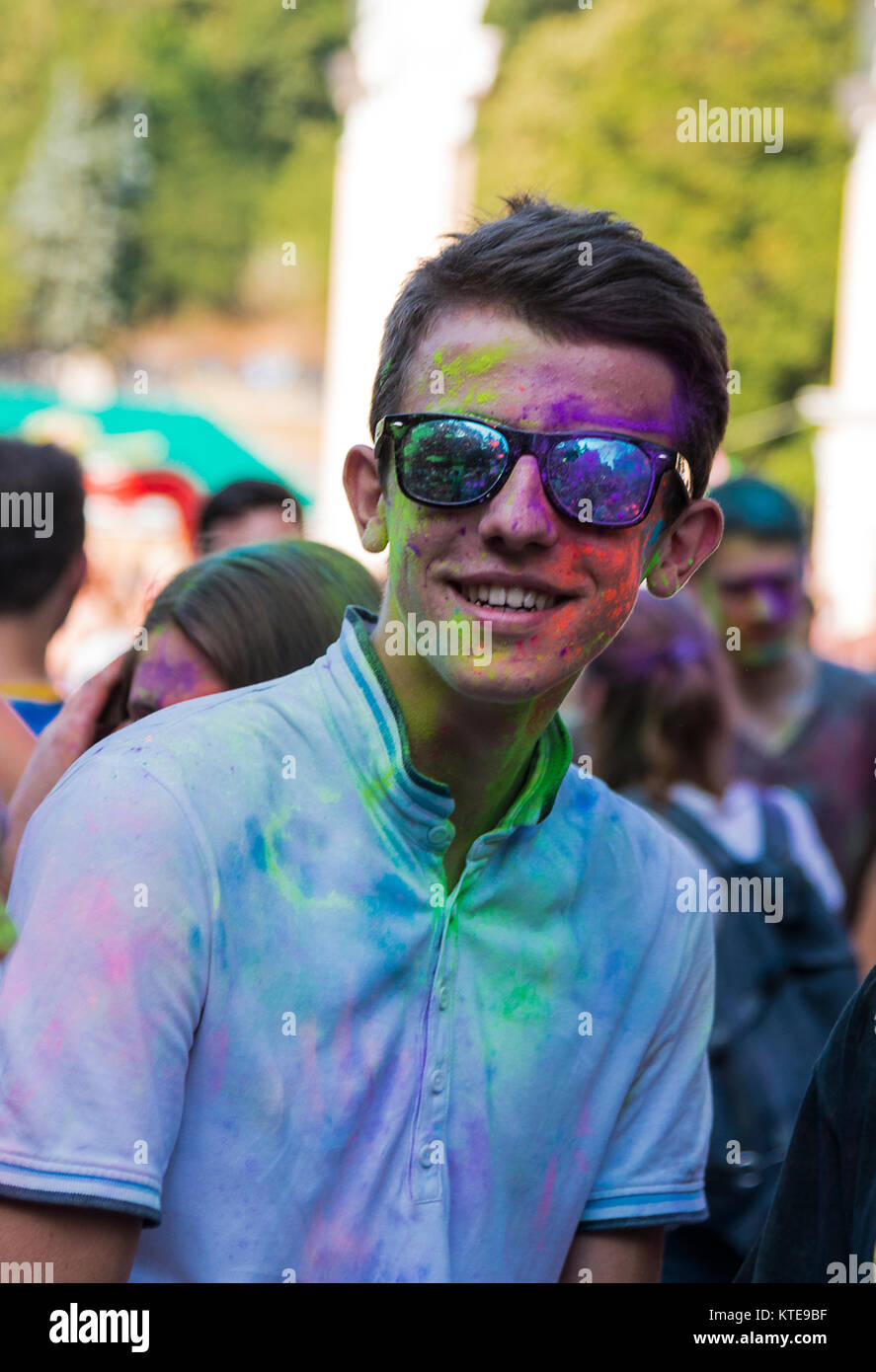 Lemberg, Ukraine - 30. August 2015: Mann mit Gläser Spaß haben während des Festivals der Farbe in einem Stadtpark in Lemberg. Stockfoto