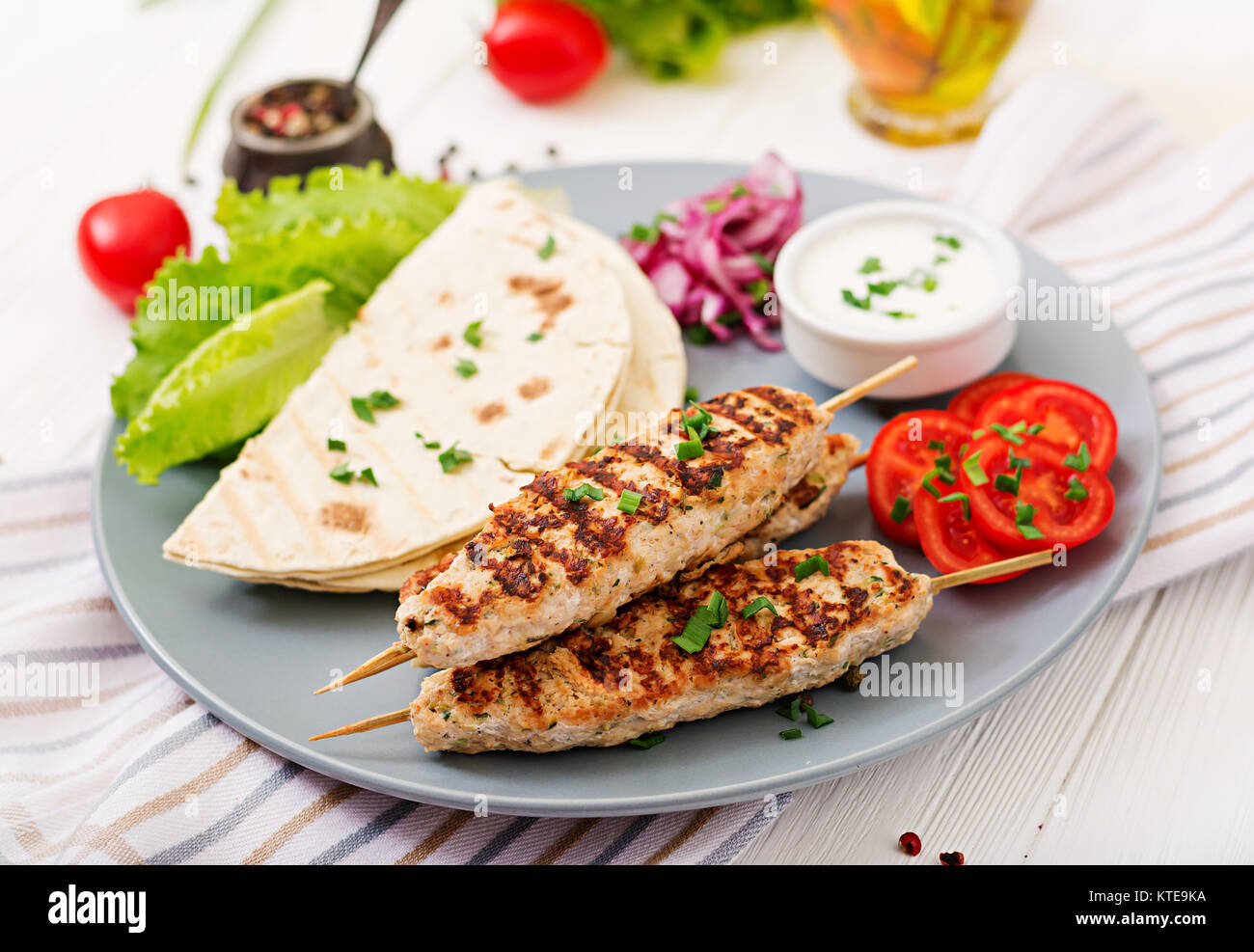 Hackfleisch/Lula Kebab gegrillt Türkei (Huhn) mit frischem Gemüse. Stockfoto