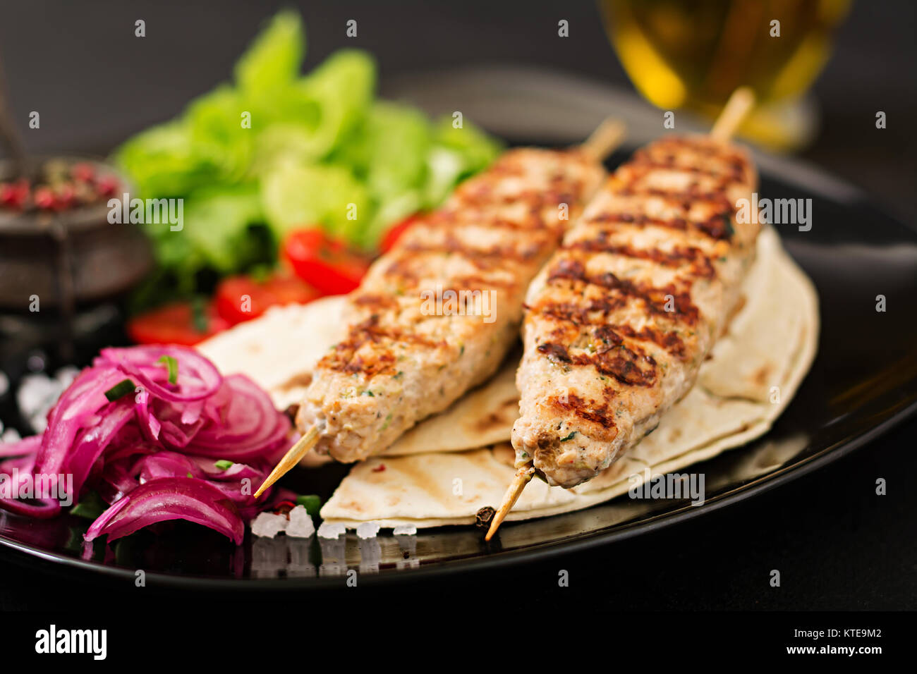 Hackfleisch/Lula Kebab gegrillt Türkei (Huhn) mit frischem Gemüse. Stockfoto